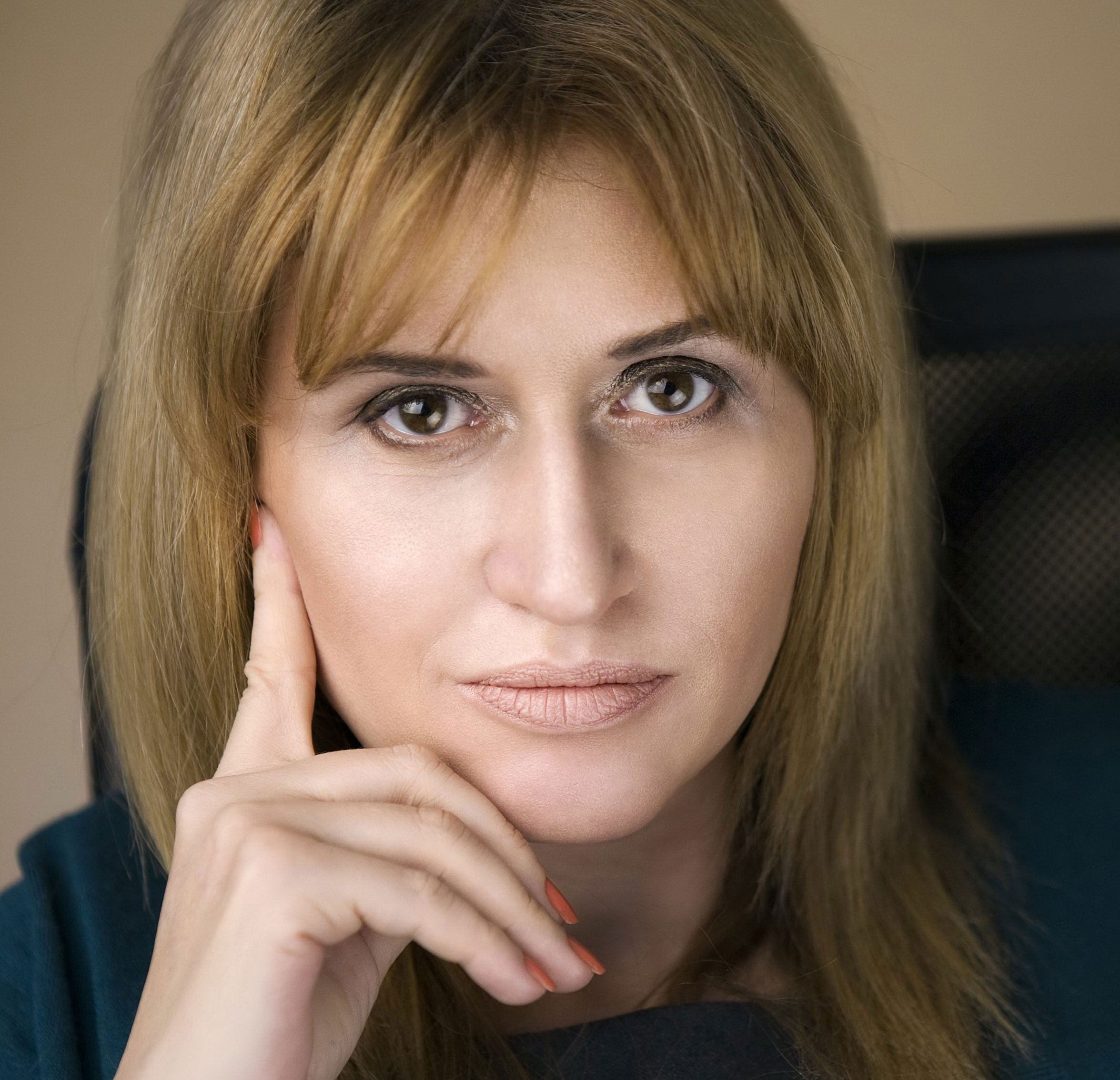 Cum e să trăiești o aventură de peste 20 de ani într-o lume a banilor? Mihaela Mitroi, fost partener Price Waterhouse-Coopers, omul care te împrietenește cu taxele