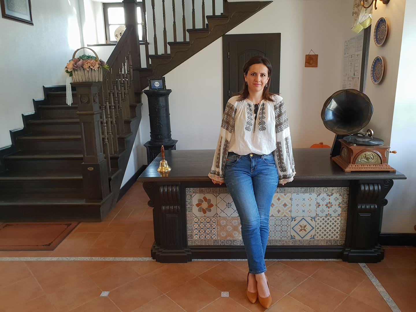 Cum se poate transforma iubirea pentru portul popular într-o poveste de afaceri de succes? Ionela Doman ne invită la Conacu’ Boierului din Ponoarele