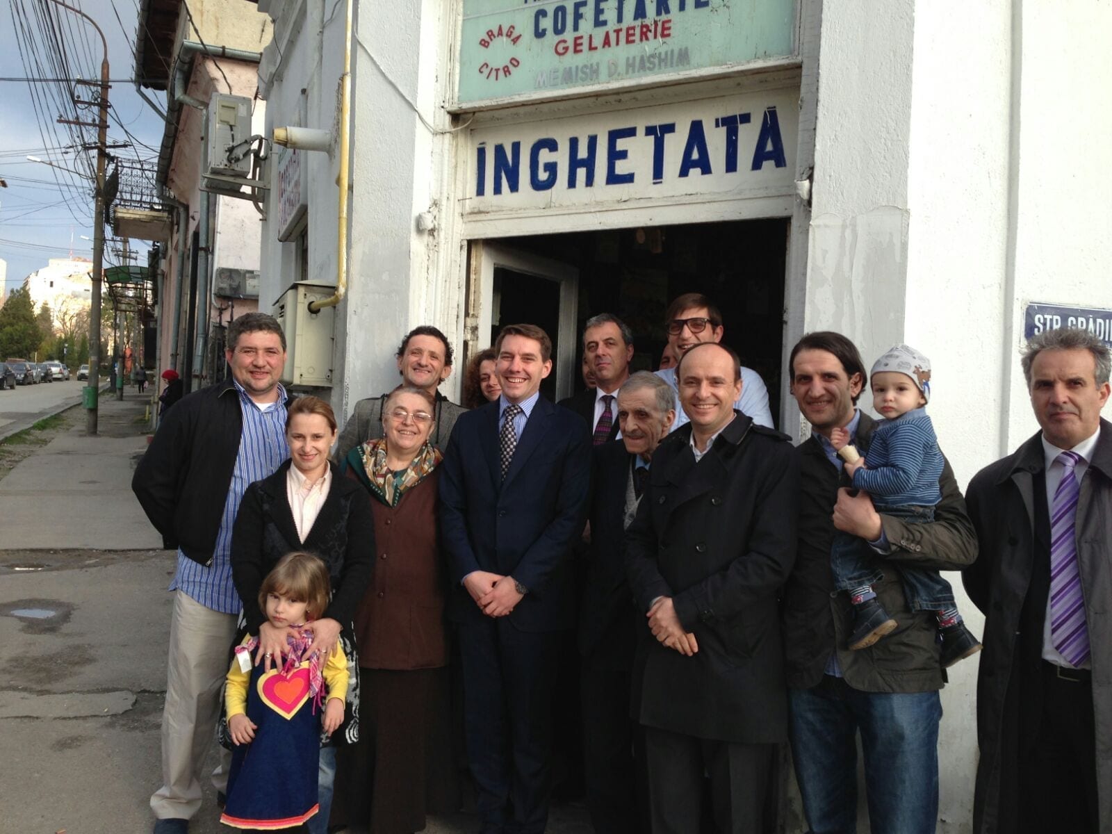 Povestea albanezilor din Slatina care au pregătit bragă pentru Ceaușescu și de Gaulle. Cum fac ei bani de sute de ani din halviță și baclava în cea mai veche băcănie din Oltenia.