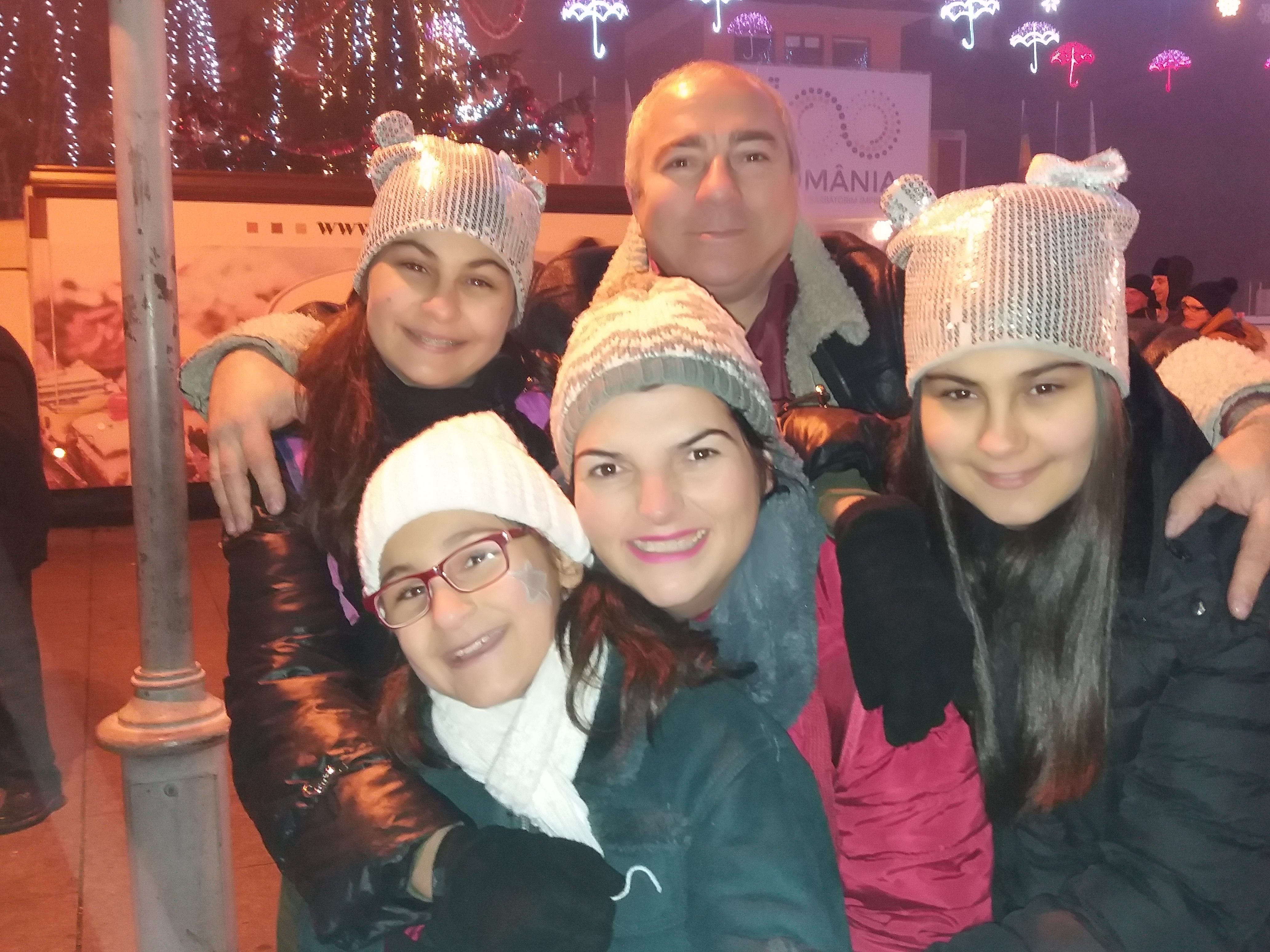 Povestea impresionantă a unor părinți cu suflet mare: Și-au dorit doi copii blonzi cu ochi albaștri și au ajuns să adopte 3 fetițe de etnie romă