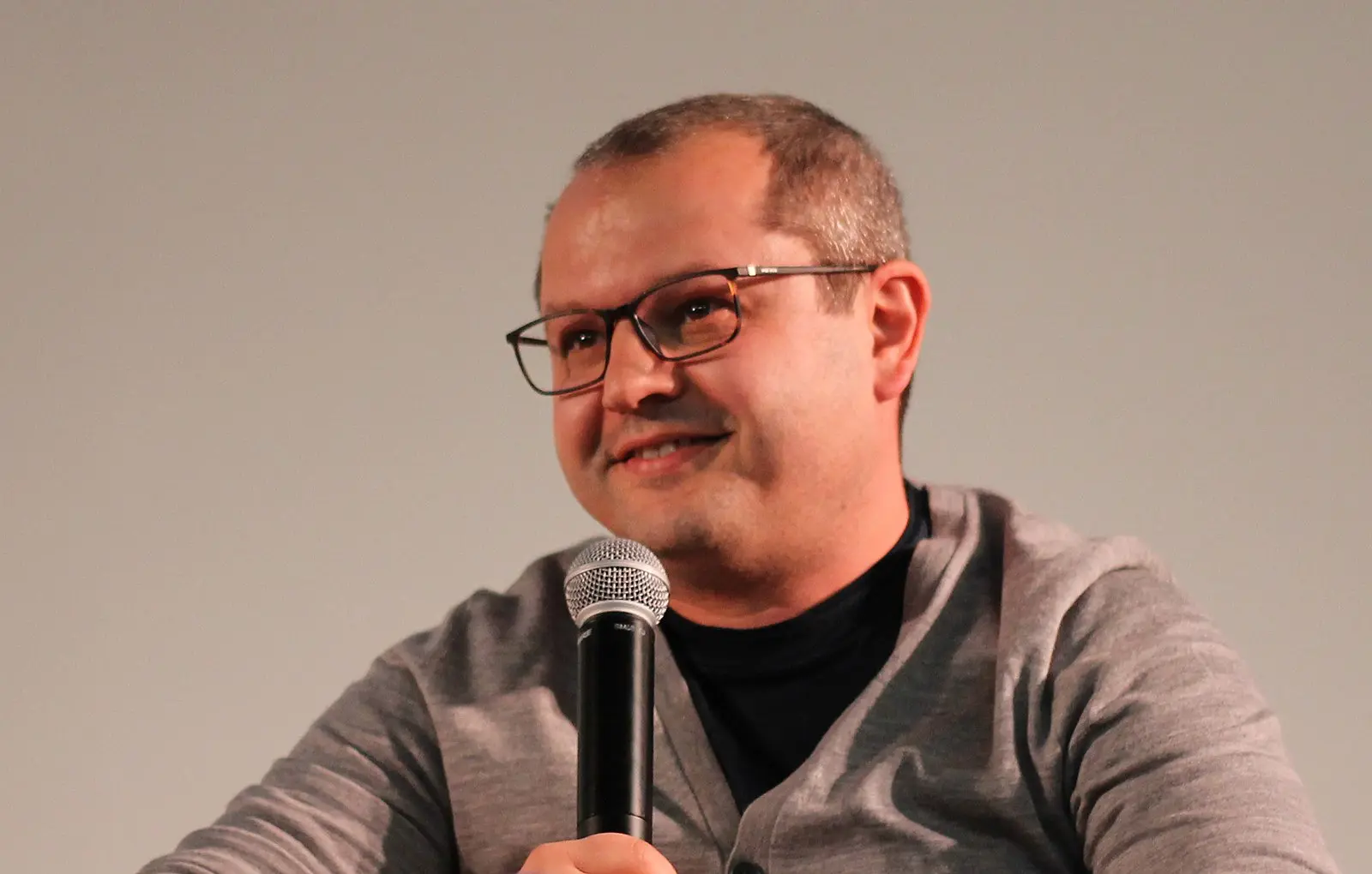 Cum a ajuns băiatul unui arbitru, licențiat în economie, unul dintre cei mai apreciați regizori la Cannes. Povestea lui Corneliu Porumboiu surprinsă din „decupajele” sale de viață