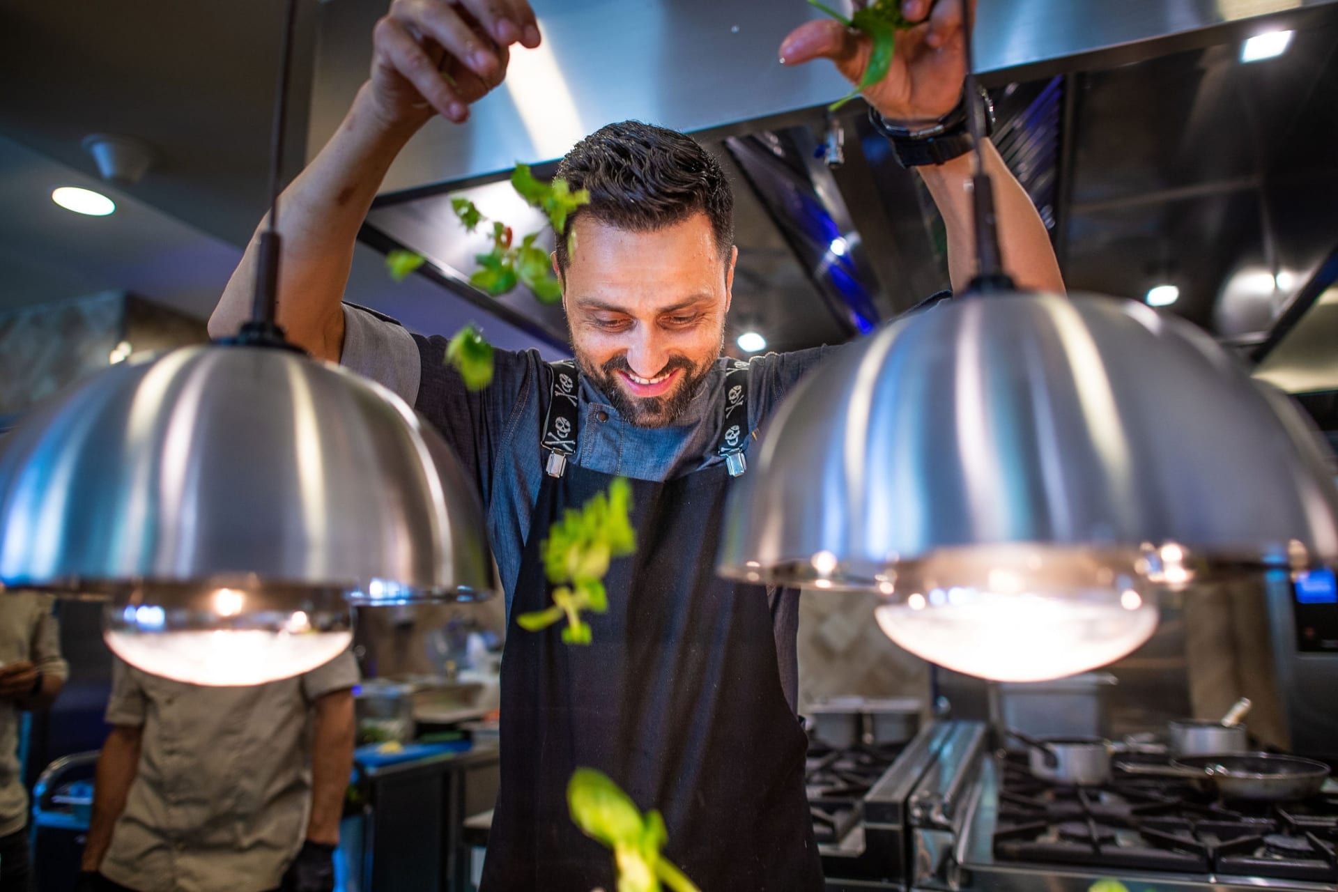 Cât câștigă un bucătar? Povestea lui Chef Orlando Zaharia, de la puștiul sărac ajuns în bucătărie la 14 ani, la bucătarul lui Băsescu și până la inițiatorul primelor cantine á la carte din București