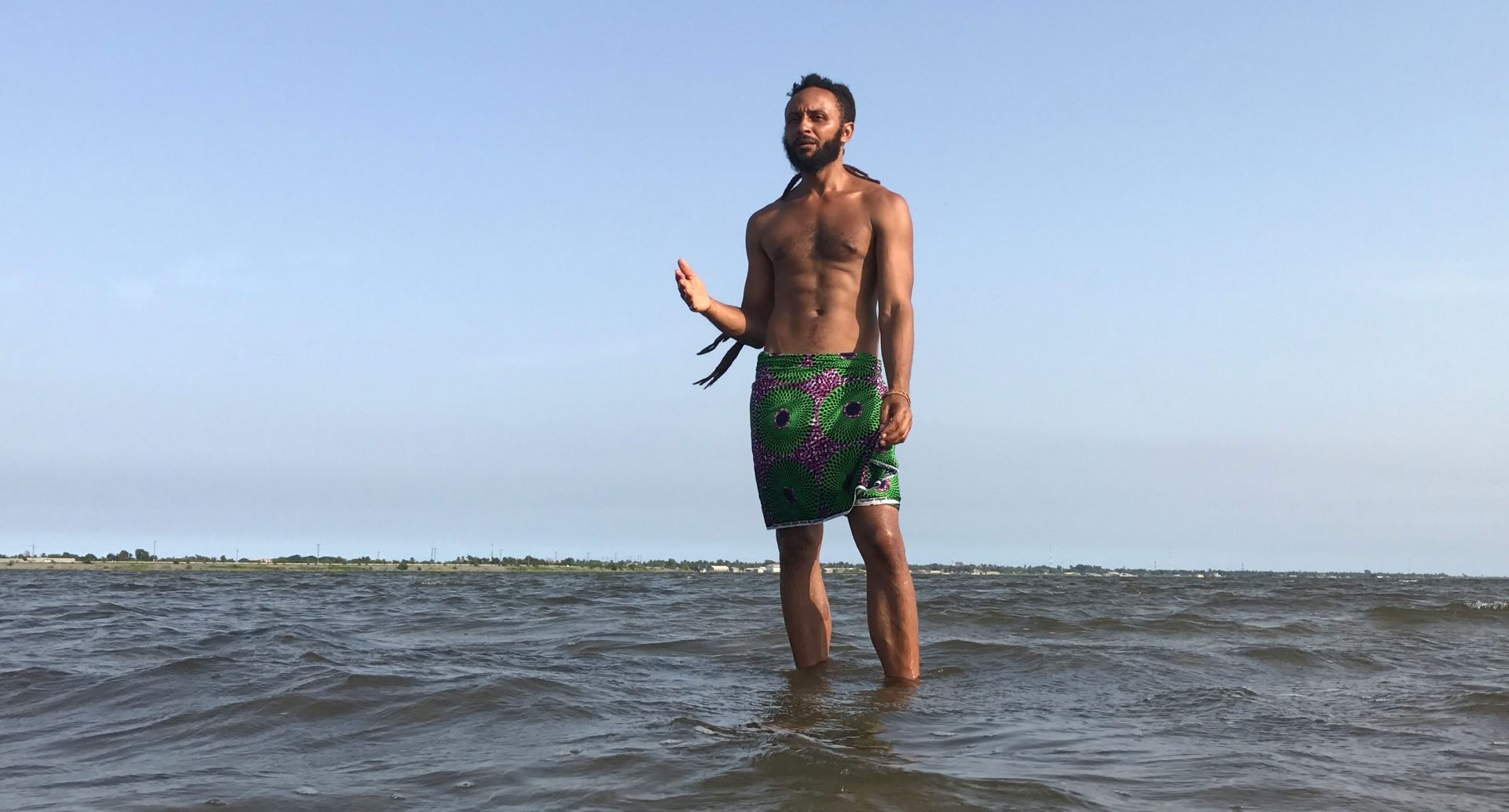 Cine este Wanlov the Kubolor, artistul româno-ghanez ce umblă tot timpul desculț, îmbrăcat în fustă și care are 9 copii în toată lumea?