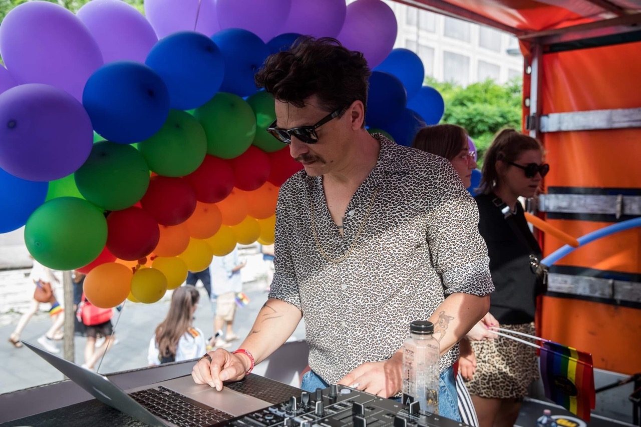 Cum treci de la visul de a deveni șofer de autobuz, la curator de artă contemporană și, mai apoi, la muzică Dirty Disco? Cine este Eugen Rădescu, omul care pune muzica pe care dansează Bucureștiul