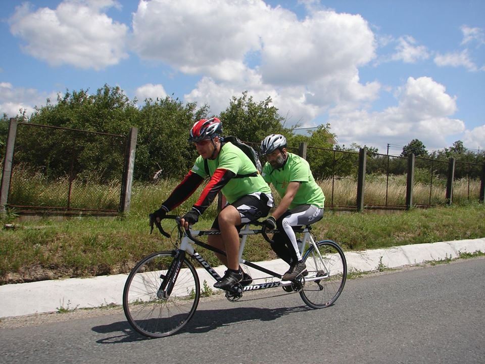 Culoarea din viața unui nevăzător. Povestea lui Florin Georgescu, tânărul care nu a vrut să trăiască griul rutinei zilnice și a ales să traverseze lumea pe bicicletă, în tandem