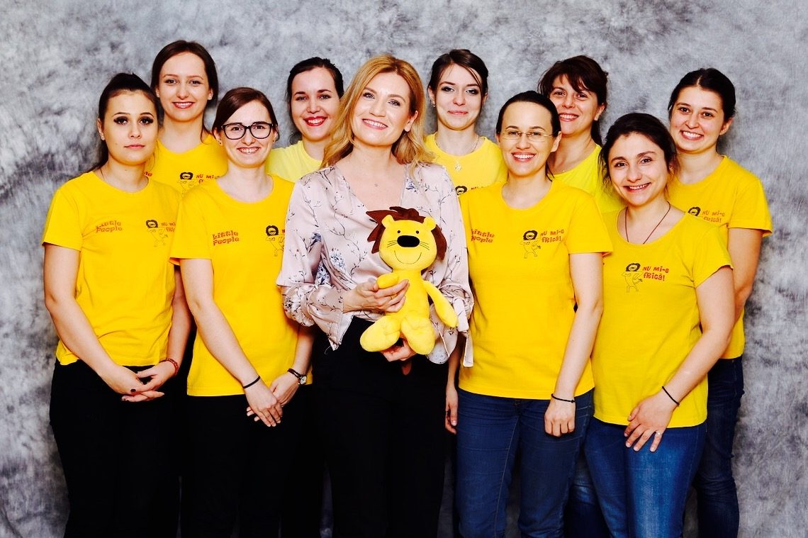 A venit în România anilor ’90 cu ajutoare umanitare și a rămas să ajute copiii bolnavi de cancer. Povestea lui Katie Rizvi, femeia care le dă curaj copiilor cu cancer să ajungă Temerari