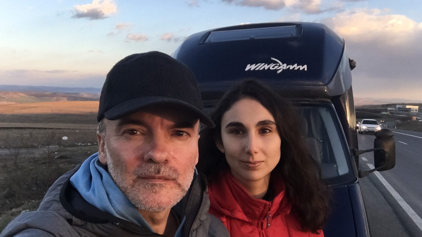 Viață de jurnalist într-o autorulotă: Cum au renunțat Elena Stancu și  Cosmin Bumbuț la confortul apartamentului și muncii de redacție pentru a pleca „Teleleu” prin lume în căutarea celor mai emoționante povești