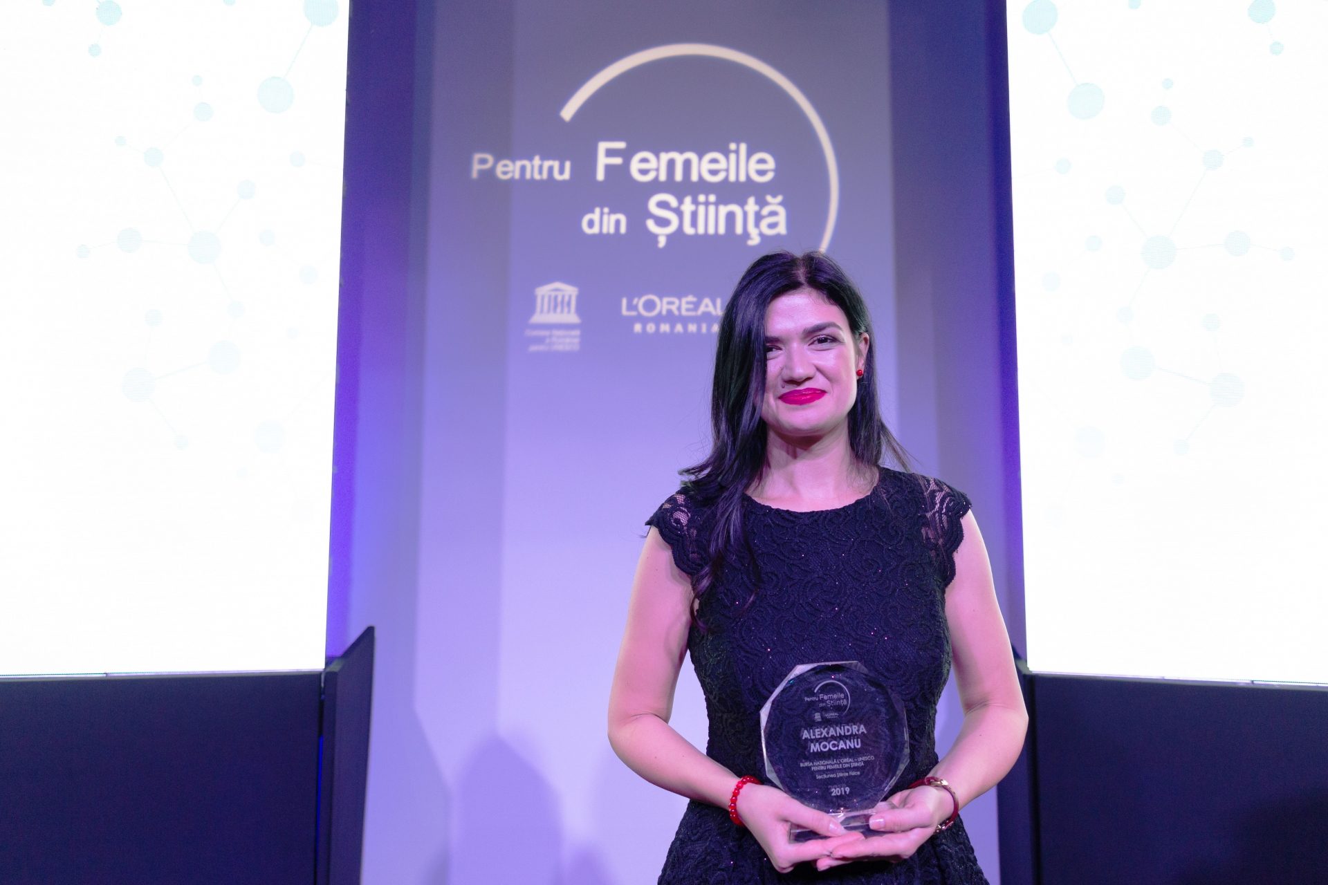 Alexandra Mocanu, cercetătoarea care vrea să detecteze scurgerile de gaze și prospețimea alimentelor din supermarketuri cu ajutorul culorilor. Povestea copilului născut să devină cercetător.