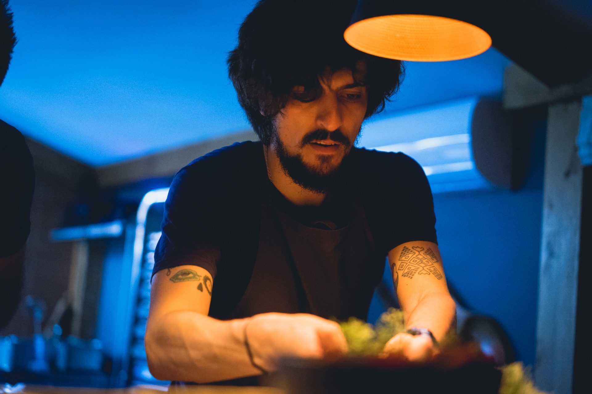 De la Masterchef la interpretul noii bucătării românești. Povestea lui Alex Petricean, bucătarul care reinterpretează varza călită sau gogoșile la Noua
