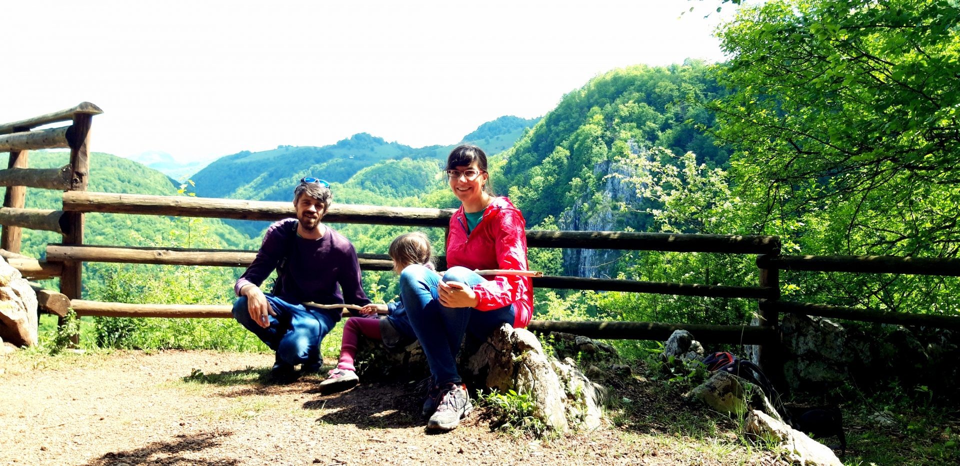 Au renunțat la viața agitată de birou pentru a avea mai mult timp pentru copil. Miruna și Silviu (kindertrips) au ales să îi arate Noriei lumea cu bagajul în spate și au început să călătorească prin România