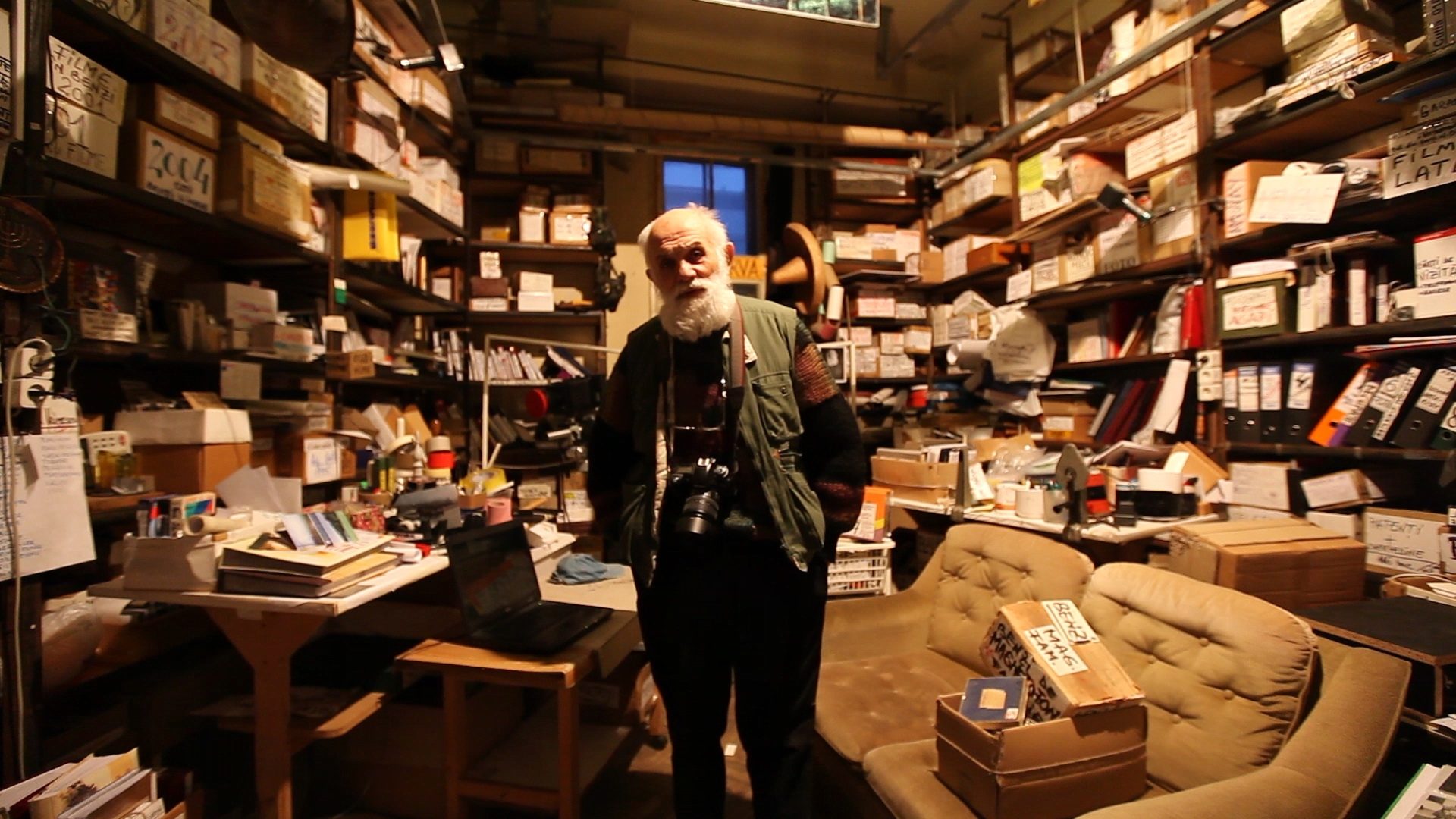 „Timebox” sau o viață în cutii de carton. Povestea lui Ioan Matei Agapi, fotograful care a participat la toate vizitele lui Ceaușescu și Iliescu la Iași, spusă în cel mai emoționant documentar