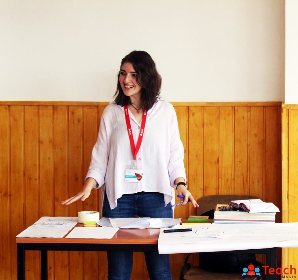Mălina Luciana Flocea, profesoara de 29 de ani care a lăsat aventurile din ţări exotice ca să predea într-un sătuc din România