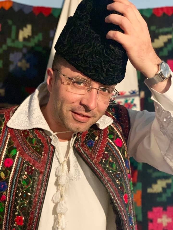 Povestea corporatistului din Cluj care și-a vândut apartamentul și s-a întors acasă, în Grădina lu’ Ion din Vișeul de Sus, pentru a se bucura de liniște, natură și tradițiile maramureșene
