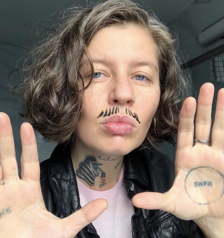 Povestea unei revoluții personale fără sfârșit: Artista Daniela Groza și copilăria cu o mamă care suferea de „borderline personality disorder”, o mutare în America alături de un tată care avea o altă familie și o iubire regăsită în New York