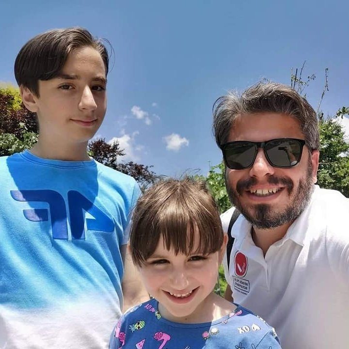 #Eroiprintrenoi: Marian Rădună, Geeks For Democracy și sute de voluntari se oferă să lase cumpărături la ușile celor vulnerabili în fața Coronavirus
