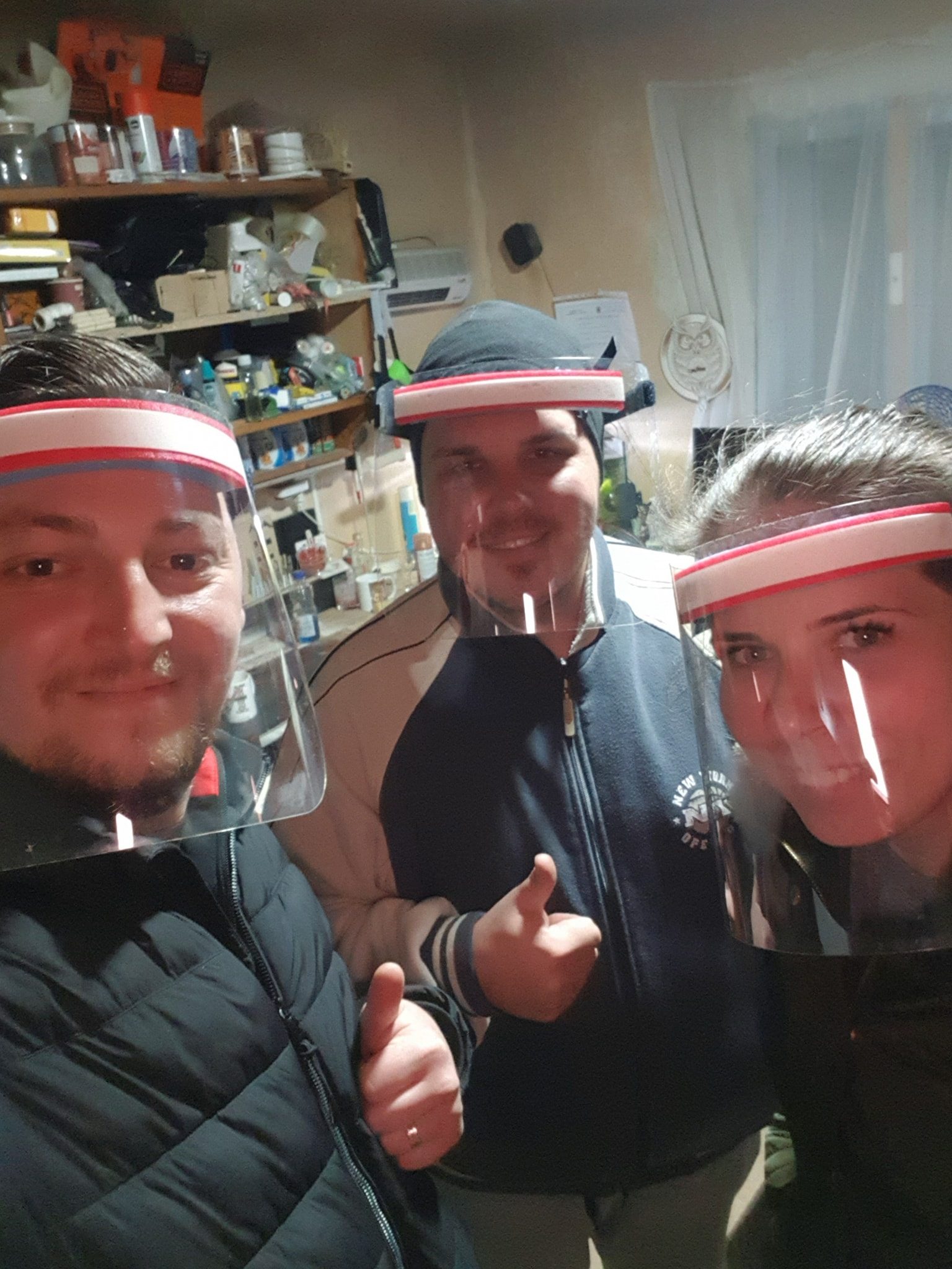 Un voluntar Smurd produce și donează viziere pentru cadrele medicale, folosind resursele familiei și aparatul laser cu care confecționa mobilă înainte de criză