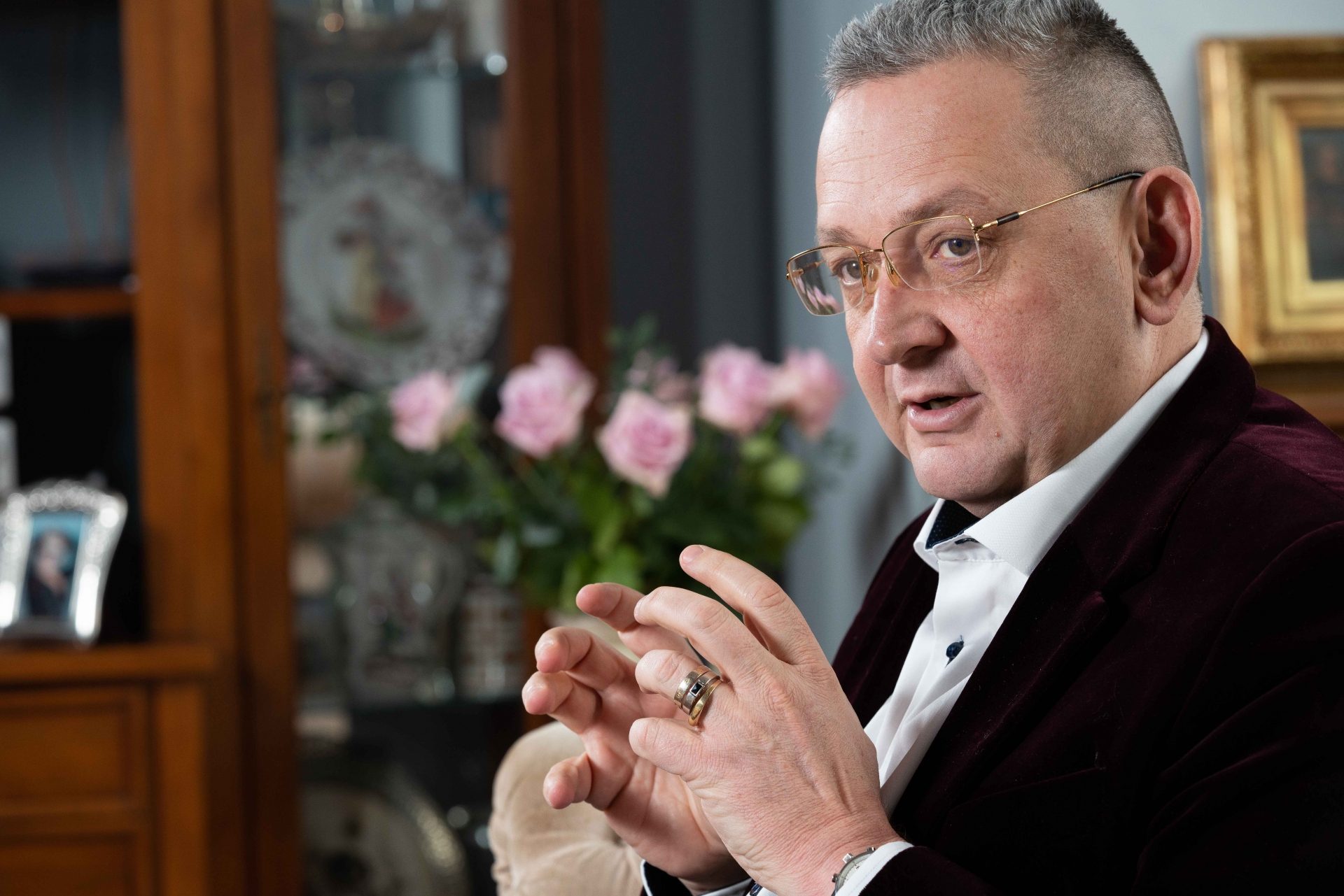 O incursiune în istoria uneia dintre primele agenții de turism din România. Cum a deschis Alin Burcea Paralela 45, cum arătau primele circuite cu autocarul la Istanbul și cum arată azi vacanțele românilor?