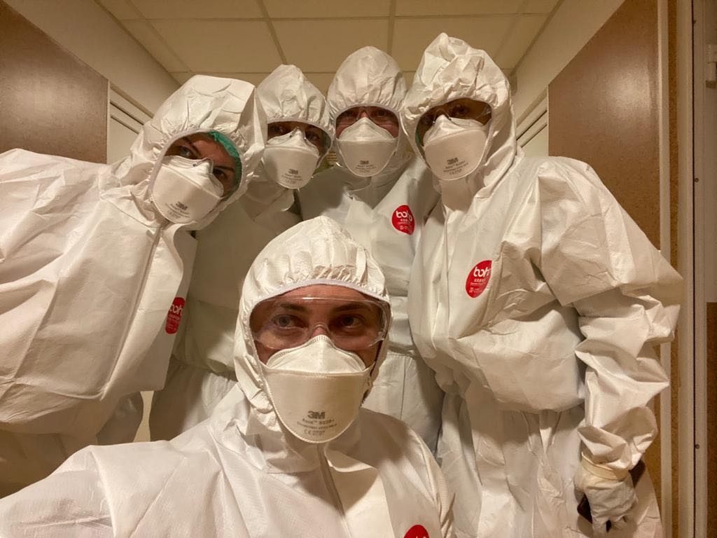 Cum pandemia desparte familii, dar nimic nu învinge dragostea. Povestea asistentei de la Deva, izolată la muncă de aproape o lună: „Ni s-a spus că dupa ce intrăm, nu mai ieșim”