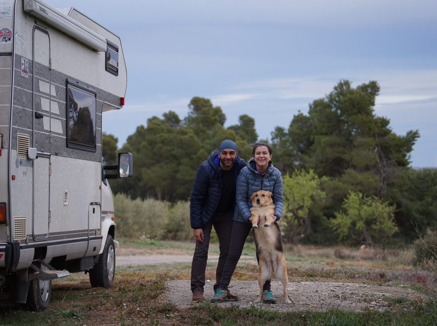 Povestea celor doi români care au rămas blocați cu autorulota în Spania, într-un sat de la poalele munților Pirinei: „Am învățat să ne bucurăm de lucrurile simple ale vieții”