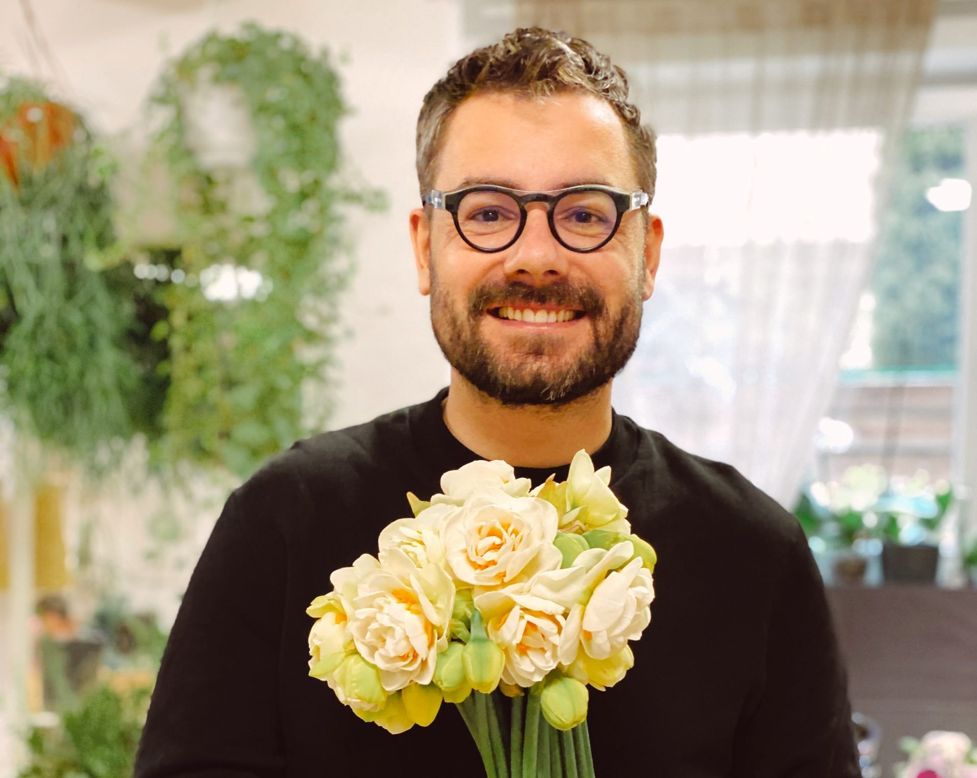 Care sunt schimbările pe care le-a impus pandemia de coronavirus în business? Ce se întâmplă cu florăriile? Și ce măsuri a luat Dhaniel Nora pentru ca afacerea sa, Purple Flowers, să supraviețuiască