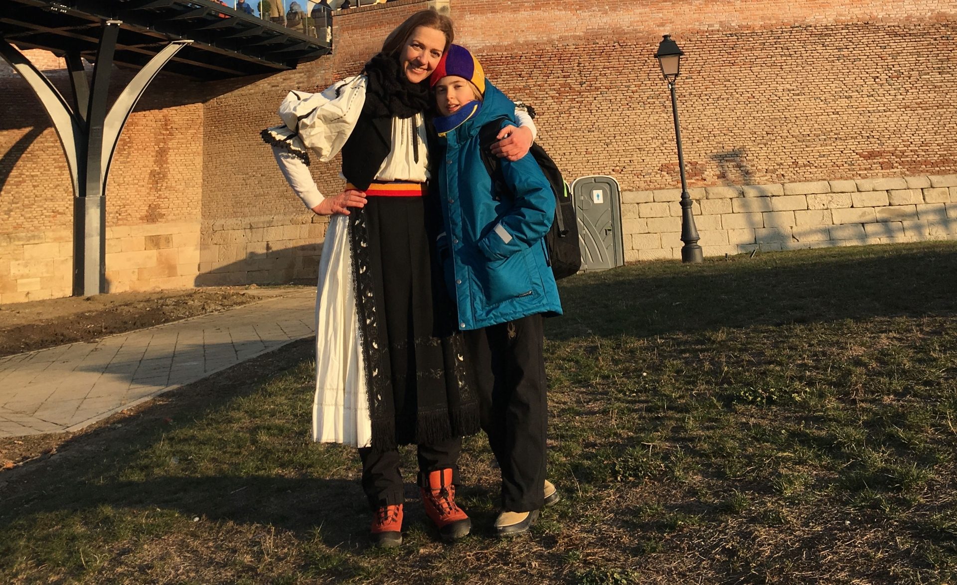 La povești cu Laura Ghibu, strănepoata celui care a ajutat la înfăptuirea Marii Uniri, despre istorie, familie și viața în Suedia. Cum vede un un medic cu studii în biomedicină măsurile adoptate de statul suedez azi?