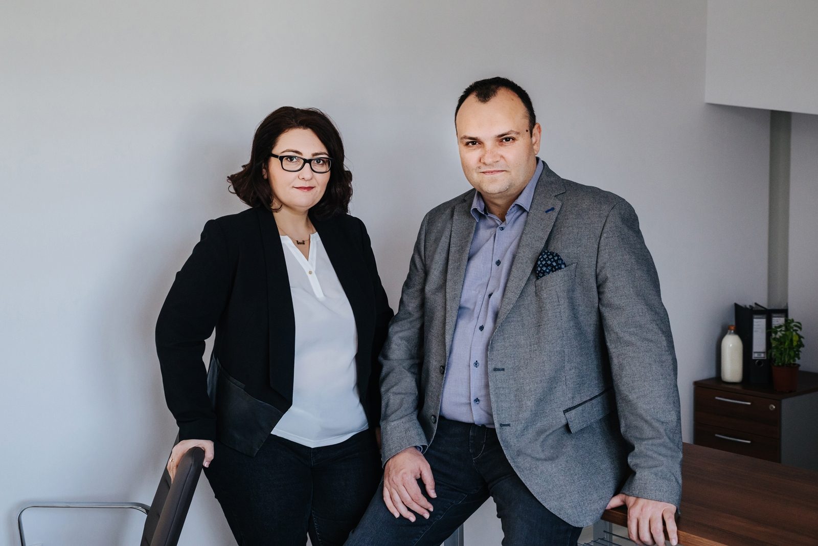 Cum s-a născut Lăptăria cu Caimac și cine sunt corporatiștii mutați la țară pentru a scrie povestea laptelui? Cum lași tocurile pentru cizme de cauciuc și cum ajungi dator vândut pentru un produs în care crezi?