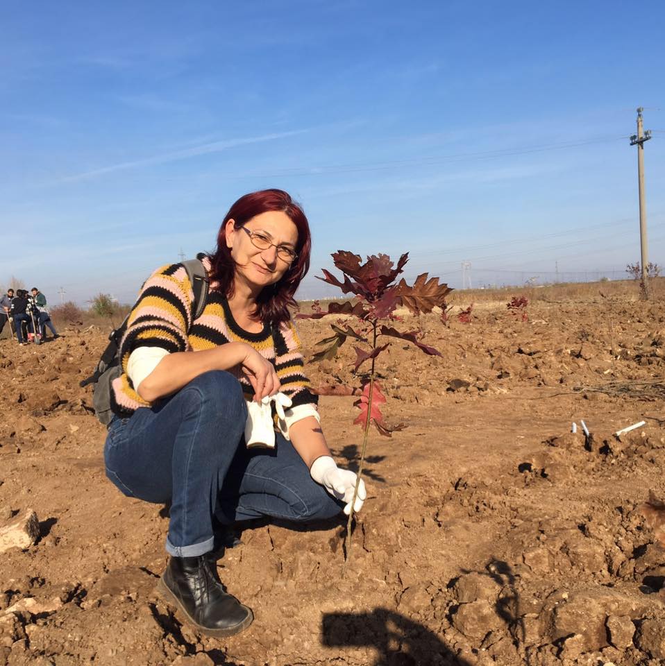 Cum poți ajunge nepoata câtorva sute de bunici din România? Și de ce Amelia Rădoi alege să-i sune săptămânal și să le spună o vorbă bună ?