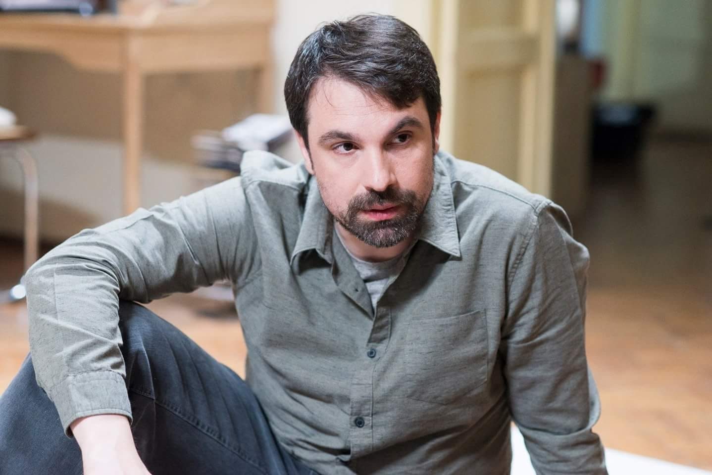 Alexandru Papadopol și povestea unei „stele norocoase”. De la visul din copilărie, la rolul de viitor avocat și până la serialele anilor 2000 și scena teatrului de azi