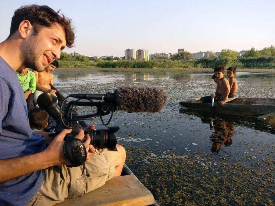 Radu Ciorniciuc, regizor: „Acasă” este documentarul în care am intrat fără să știu despre nevoia mea de familie și din care am ieșit împreună cu mama fetiței mele, Aster