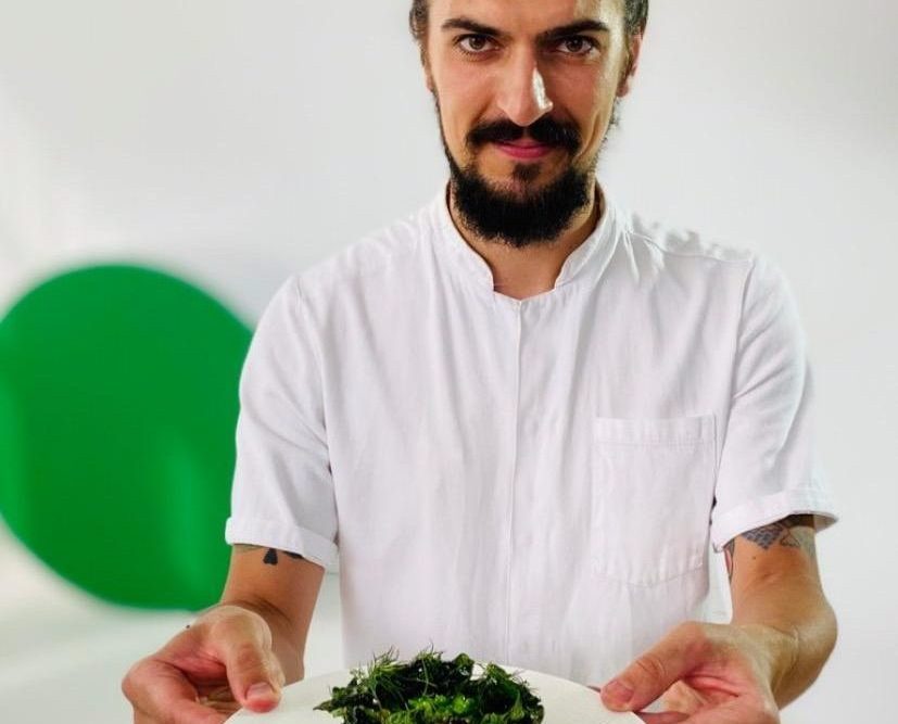 Cum ajungi să gătești din dor de casă? Și de ce își dorește Chef Alex Petricean să reinventeze gusturile românești în farfurii care să arate frumos în fotografii