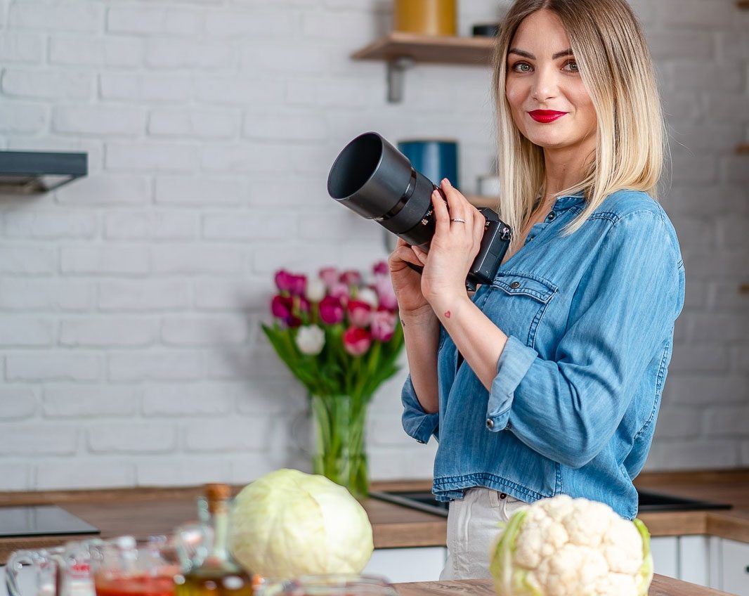 Drumul din marile bucătării ale lumii în studioul de food stylist. Cum a reușit Mihaela Albu Metaxa să importe conceptul de ,,foodporn” în România