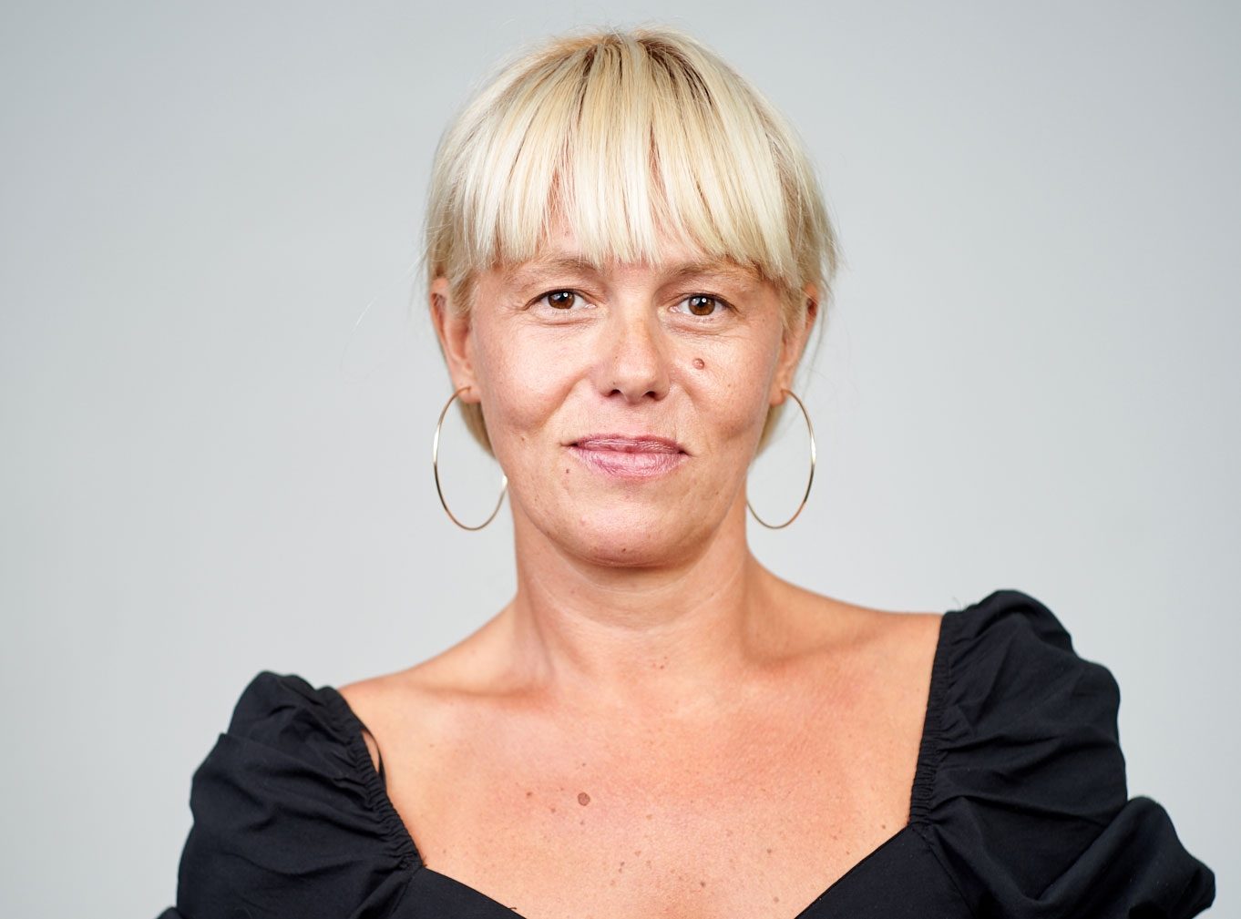 Cu regizoarea Carmen Lidia Vidu despre copilăria pe malul Dunării, colorată cu poveștile cu fantome, bătăi și scandaluri la cârciuma din sat și despre drumul artistului vocal într-o lume a recunoașterii
