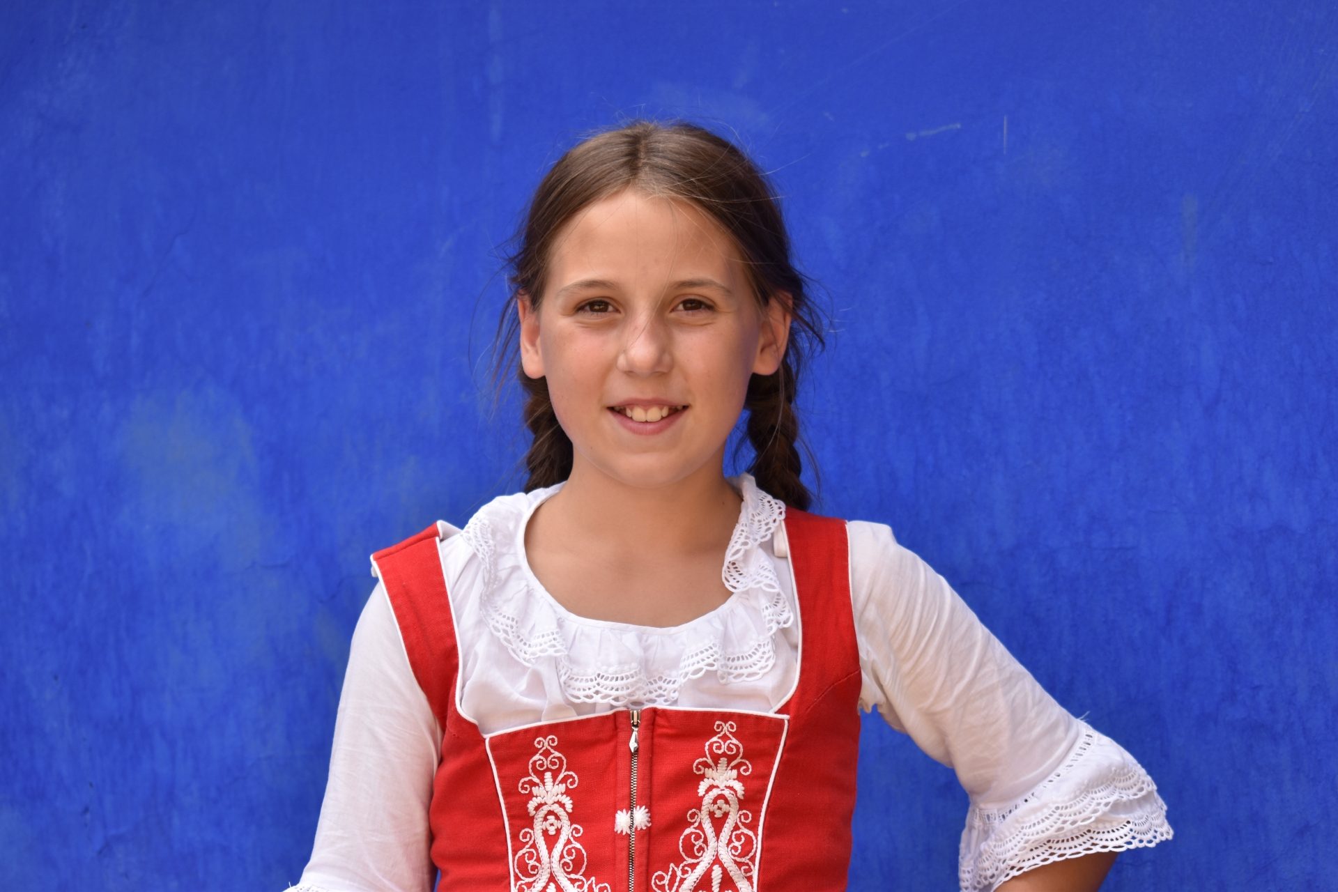Larisa Cioflec, cea mai mică țesătoare din România. Și povestea mânuțelor de aur ce brodează catifeaua cu fir de mătase în stilul tradițional săsesc