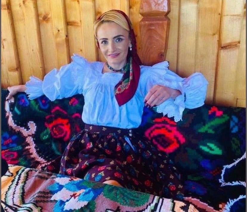 Povestea tinerei primărițe din Poienile Izei: Colț din Maramureș s-a născut din dragoste pentru portul românesc