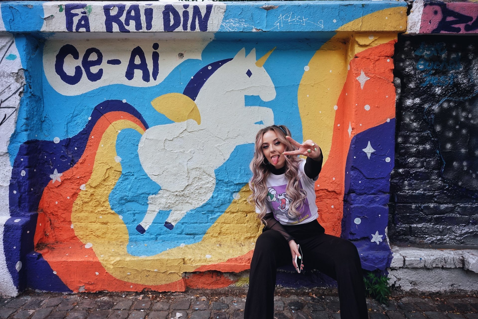 Cine este Olivia Addams, artista care doboară topurile muzicale? De la Alegretto, la New York, de la priviri piezișe și bullying în România, la integrare în Germania, de la munca de broker de succes la muzică ce cucerește inimi de adolescenți