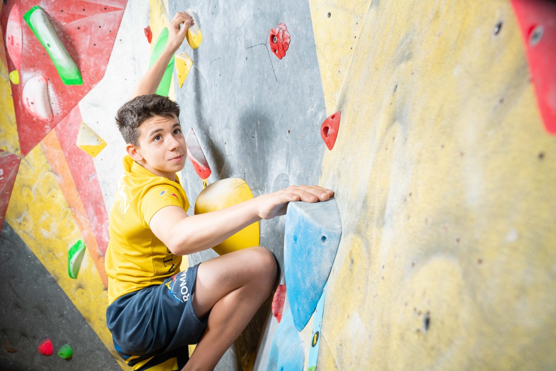 Darius Râpă, cățărător profesionist la 13 ani. De la cățăratul din joacă pe pereți, la multiplu campion european, balcanic și național