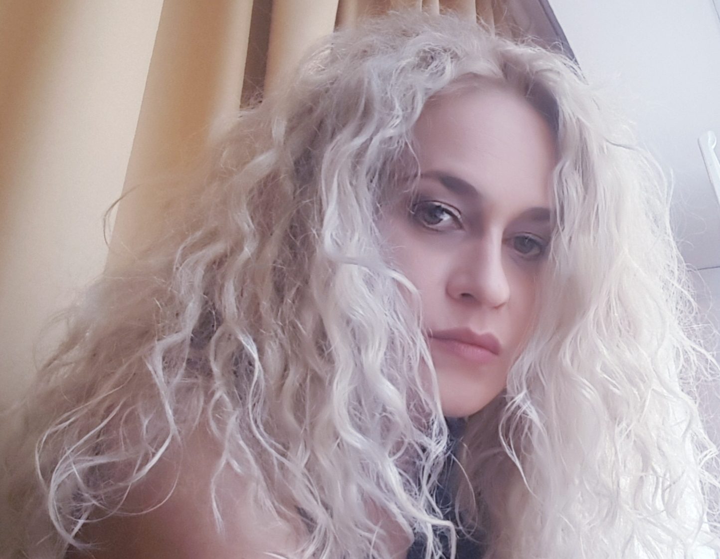 Monica Althamer, teolog, navigator de pacienți oncologici, fost secretar de stat în guvernul tehnocrat și îngerul păzitor al „marilor arși”: „Dacă ei pot să trăiască, atunci pot și eu să aud!”