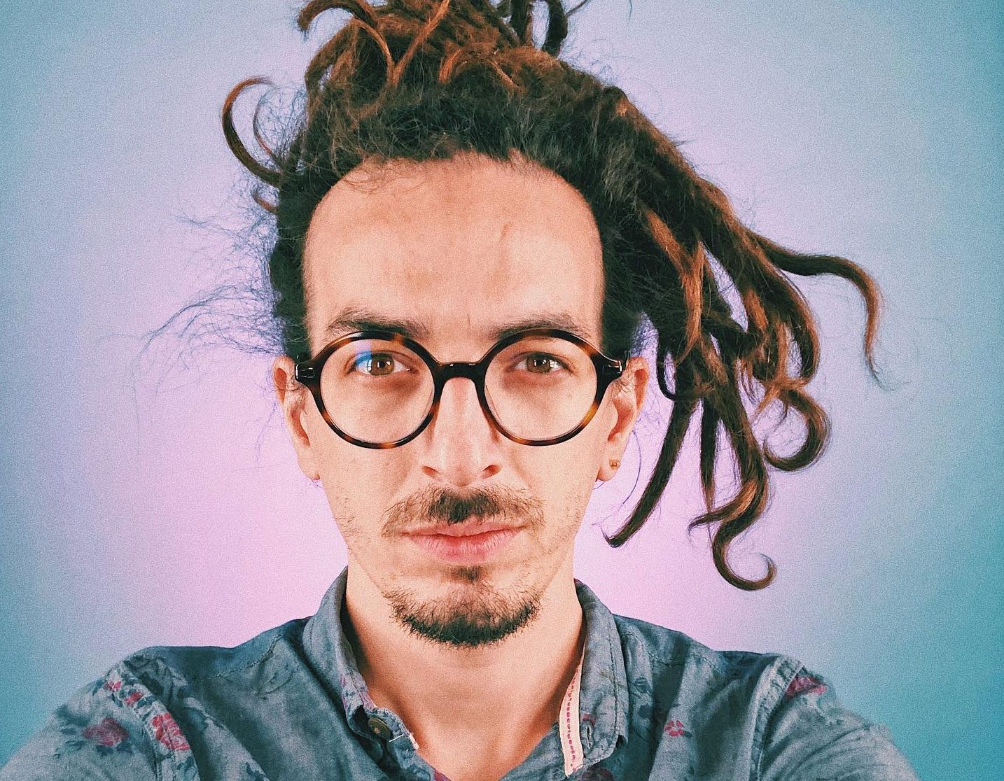 De vorbă cu Ariel Constantinof, bloggerul exmatriculat din liceu din cauza libertății de opinie. Despre bullying, nedreptăți, activism, prima firmă de curierat pe bicicletă din România, dar și monetizarea pasiunilor și primul business social