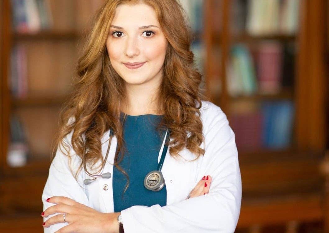 Teodora Ilie, primul viitor medic din țară. Care este povestea tinerei ce a obținut cel mai bun punctaj la examenul de rezidențiat și de ce a ales să-i trateze pe cei mai mici dintre pacienți?