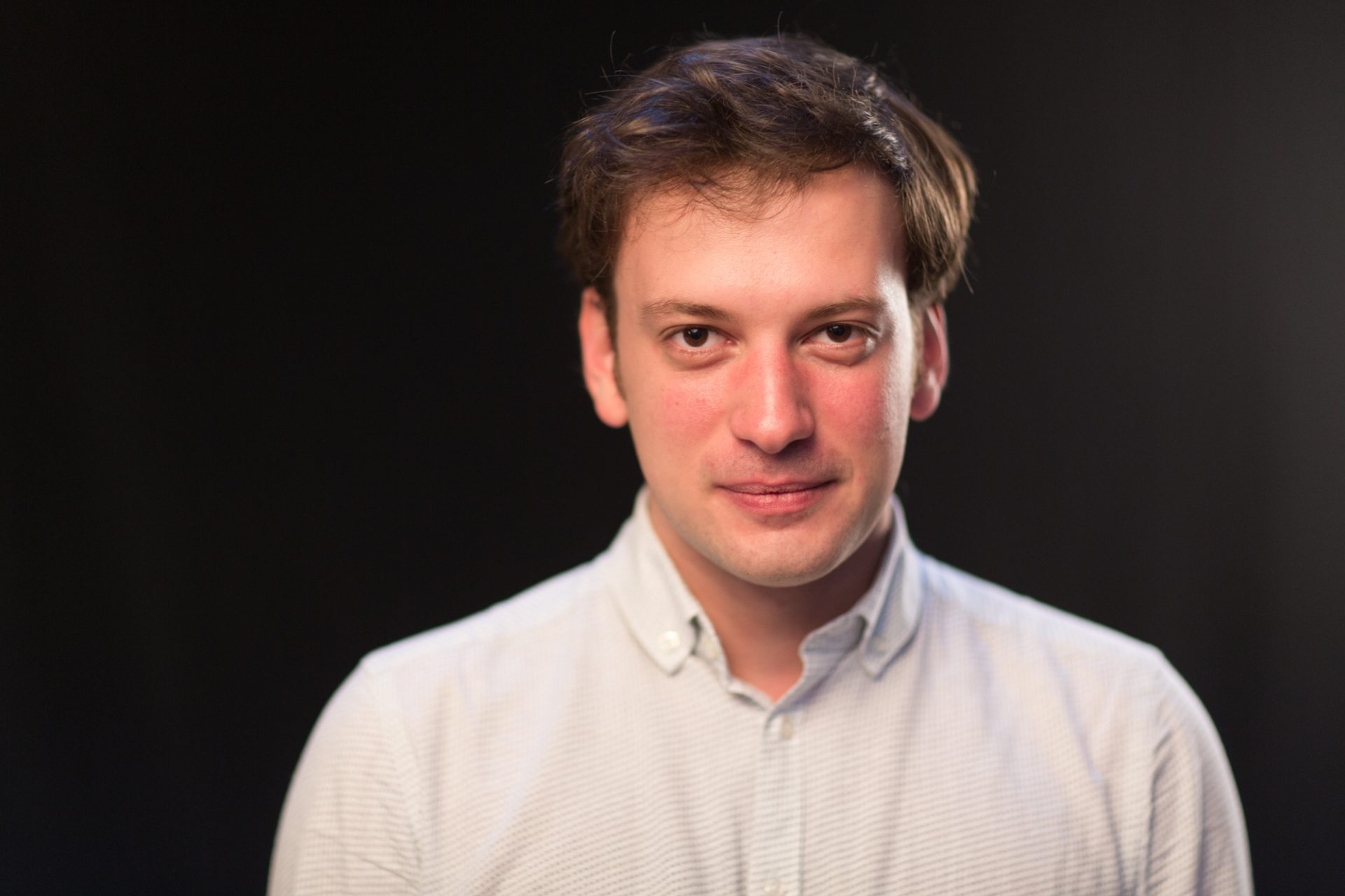 „Viața la Londra m-a făcut mai organizat și mai eficient”. Cum a ajuns Mihai Ritivoiu un pianist renumit la Londra? Și cum s-a adaptat un artist român în Marea Britanie