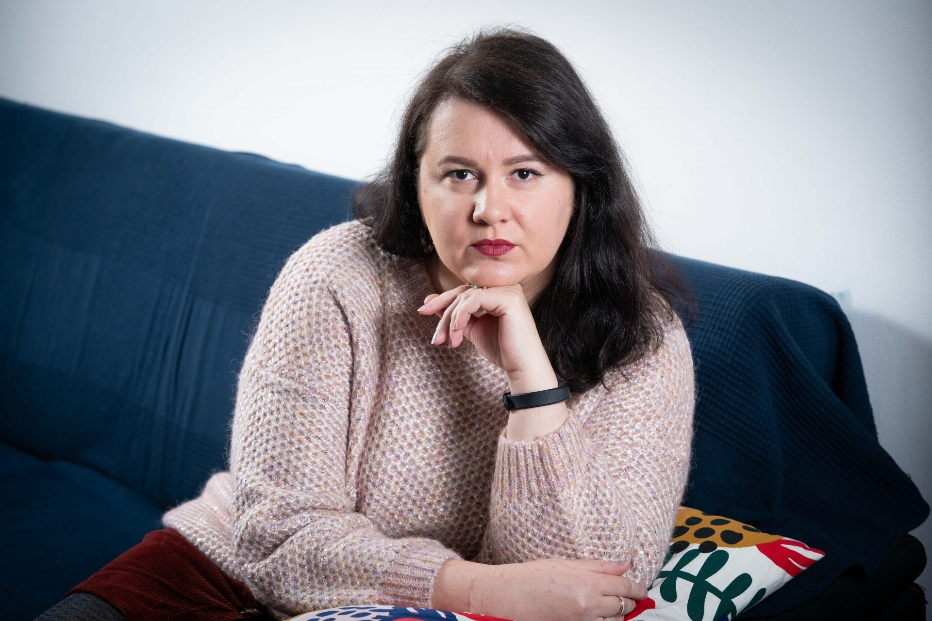 Ioana Burtea: „Abuzul cel mai insidios și manipulator te debusolează, fiindcă părinții sunt prima legătură pe care o stabilești cu lumea, sunt reperul tău de încredere”