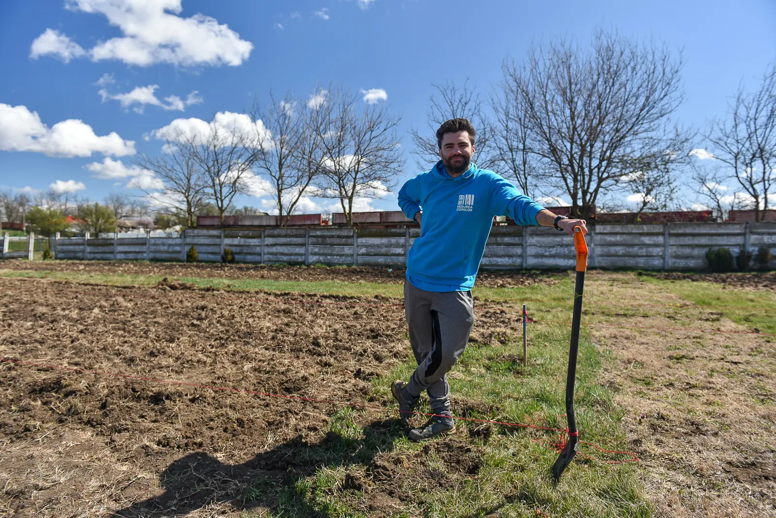 „Un coleg spaniol s-a amuzat de mine când am strivit doza de bere – A, nu, nu, asta nu se face aici. Trebuie să o păstrezi intactă pentru reciclare. Mă dădusem de gol – la mine în țară nu se recicla” – Mihnea Simian, ING 