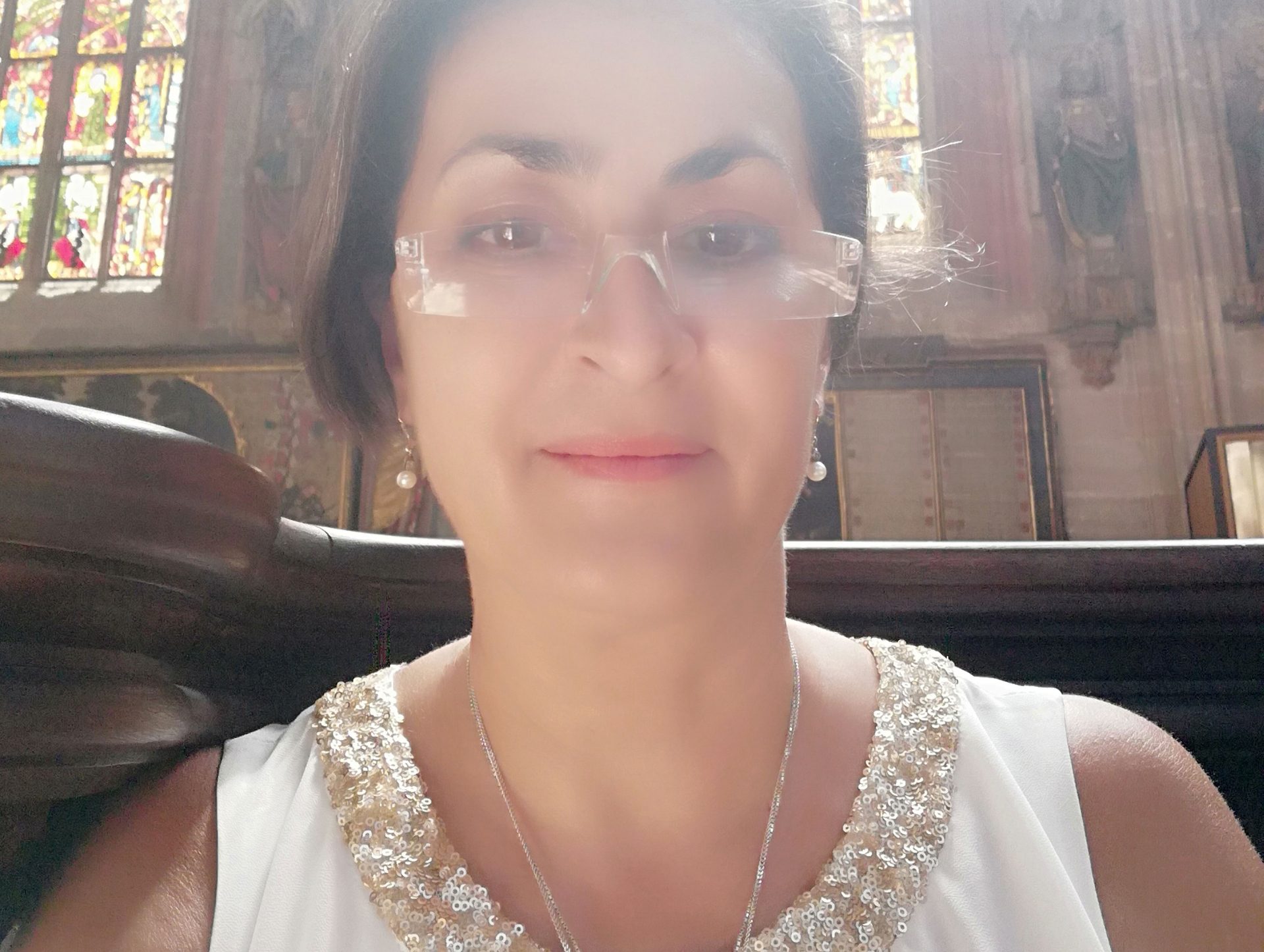 Românca Daniela Paladi a creat creionul aniversar pentru Regina Marii Britanii. Cum a reușit o mamă singură în Germania să creeze un astfel de cadou și cum arată povestea de viață a unei femei nevoită să mute munții din loc pentru visul ei