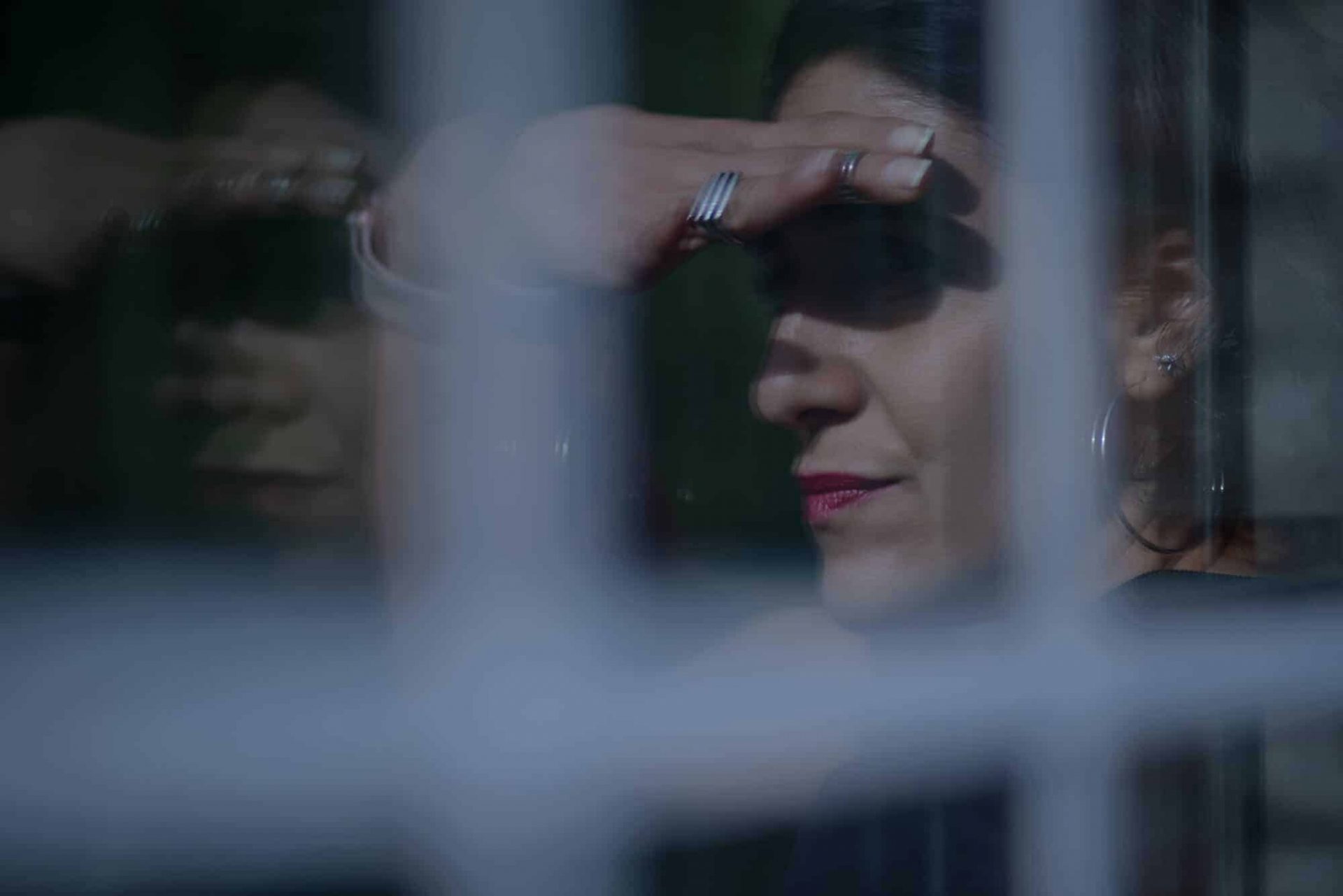Carmen Gheorghe (E-Romnja): „Din păcate românii nu știu ce înseamnă rasismul, sexismul, homophobia, ura față de săraci”. Cum înveți să trăiești într-o societate care te judecă după culoare, poziție socială sau gen