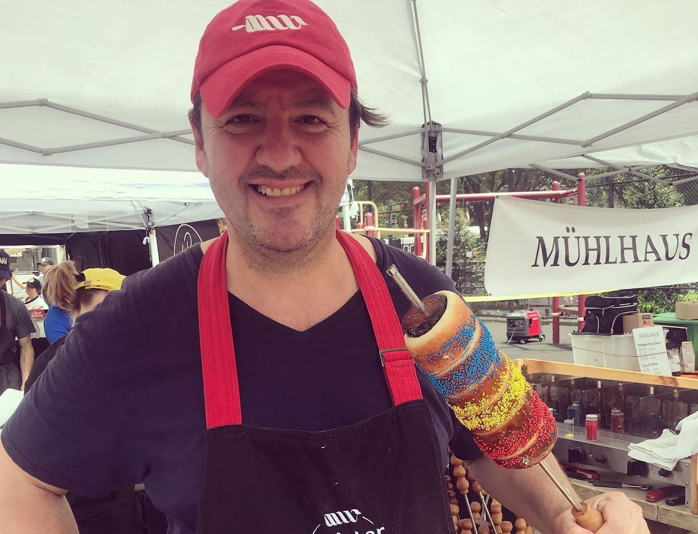Povestea kurtosului ce se vinde în inima New York-ului și a românilor ce le pun americanilor pe masă cozonacii cu nucă, găluștele cu prune și ciocolata de casă