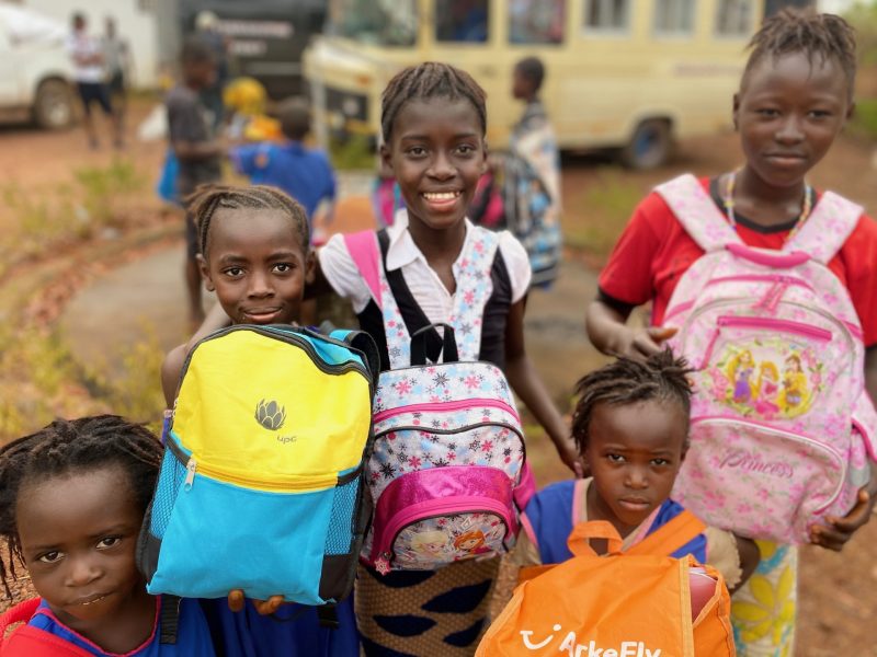 Copiii din Sierra Leone, fericiți că au primit ghiozdane