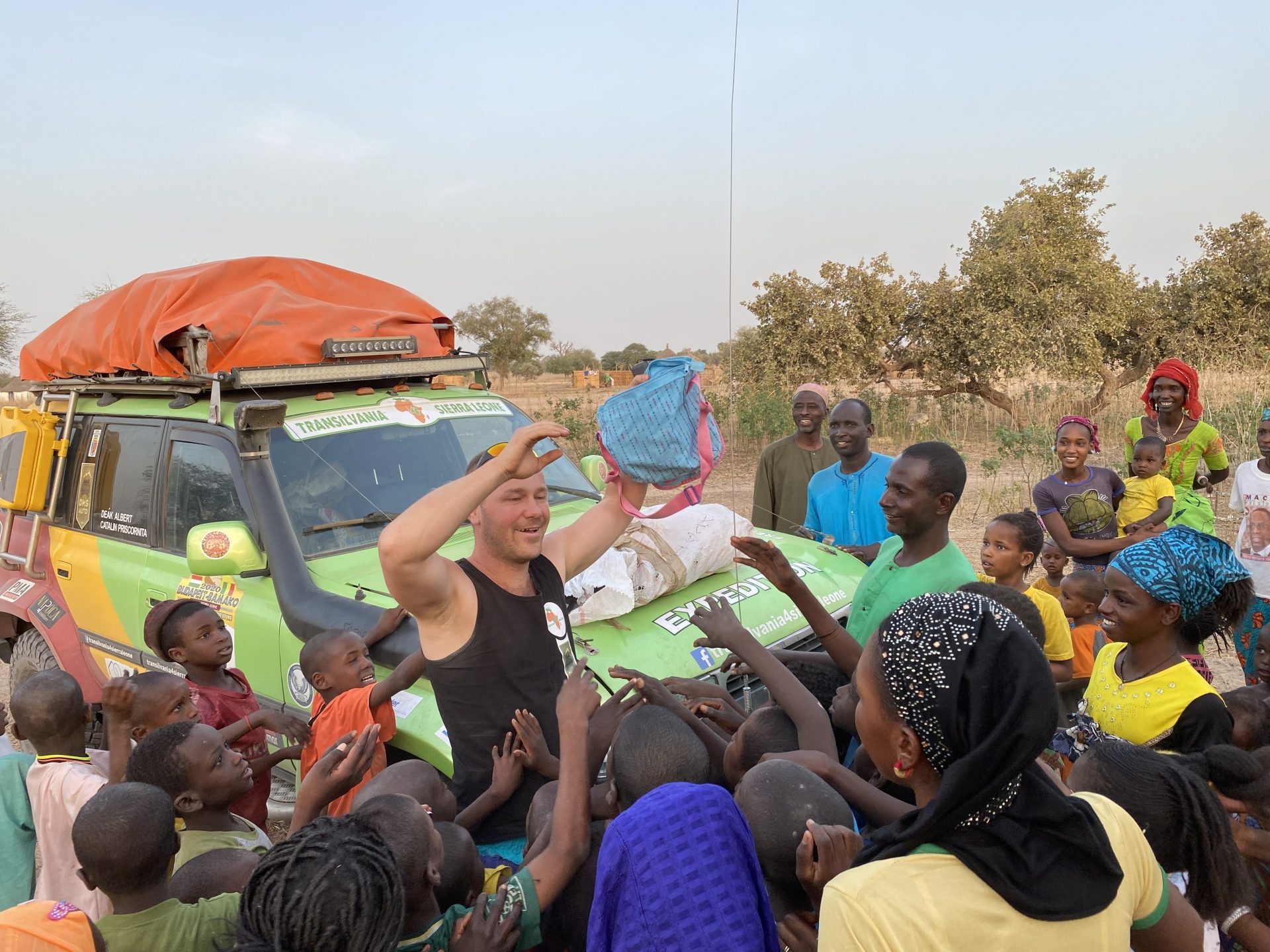 Cătălin Priscorniță, antreprenorul din Cluj care a străbătut 12 mii de km de raliu pentru a duce ghiozdane copiilor din Sierra Leone. Cum se îmbină pasiunea pentru off road cu afacerile și voluntariatul