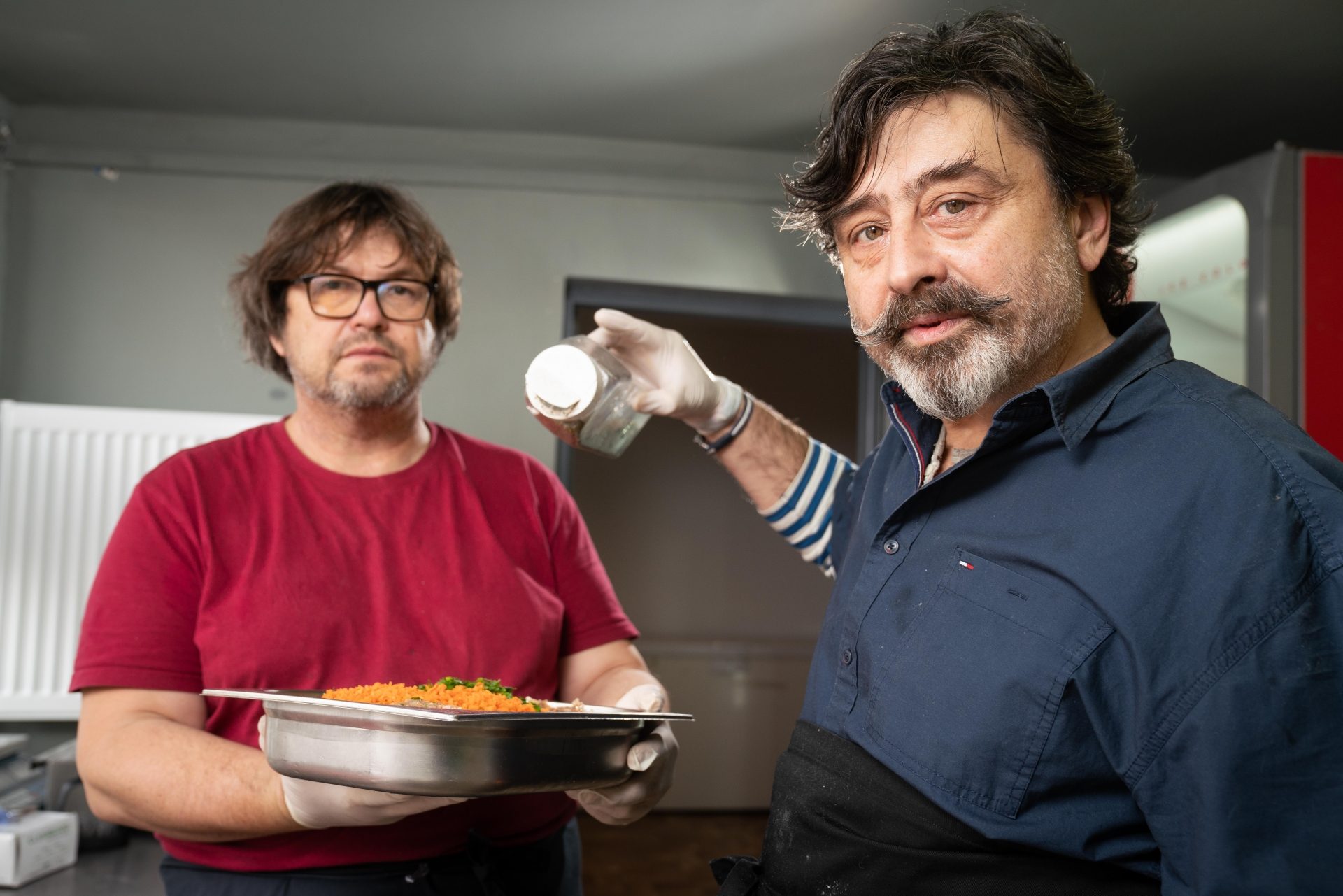 Papa de la Șoni și povestea ceaunelor cu gulyas din Vama Veche. Sau cum au pus la cale un unguran și un machedon cea mai frumoasă poveste gastronomică cu aer hippie – hipsetresc