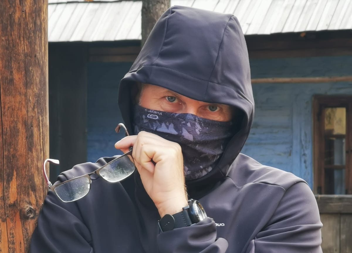 Cine este Crin-Triandafil Theodorescu, preotul speolog care a lansat pe Facebook provocarea: „Fură o carte! Te-ajută popa!”?