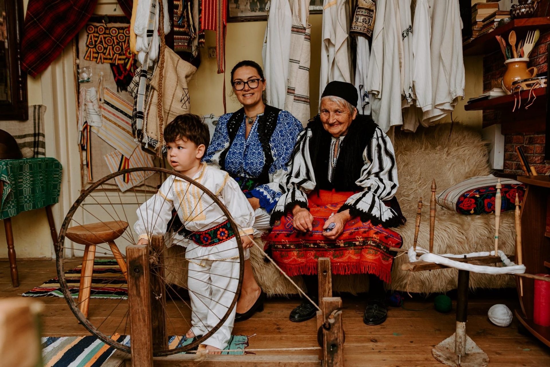 Viața la țară: au lăsat agitația de la oraș pentru ca cei mici să crească într-un mediu sănătos, în natură, înconjurați de bunici și de animale. Cum s-a născut Casa de sub Munte cu lucruri adunate de la bunici
